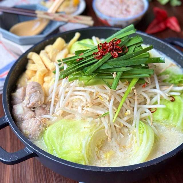 自家製鍋の素で博多名物を☆豚こまでもつ鍋風味噌とんこつ鍋