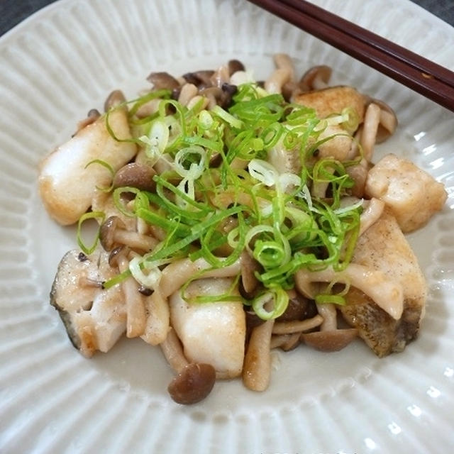 優しい味♪白身魚としめじのバタポン炒め