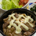 三太郎の夜ごはん、ミニ牛丼とサラダ湯豆腐締めさば。