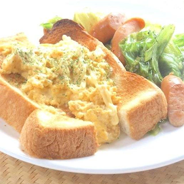 シャキッとレタスが美味しい〜！ふわとろ卵トーストにレタスとソーセージのシンプル炒め。