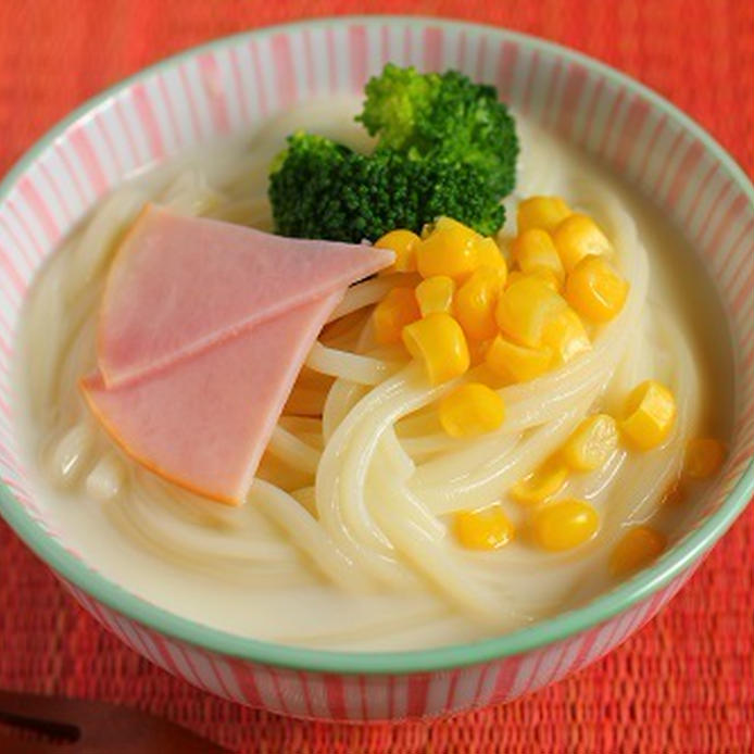 ストライプ柄の丼に盛り付けた豆乳白だしうどん