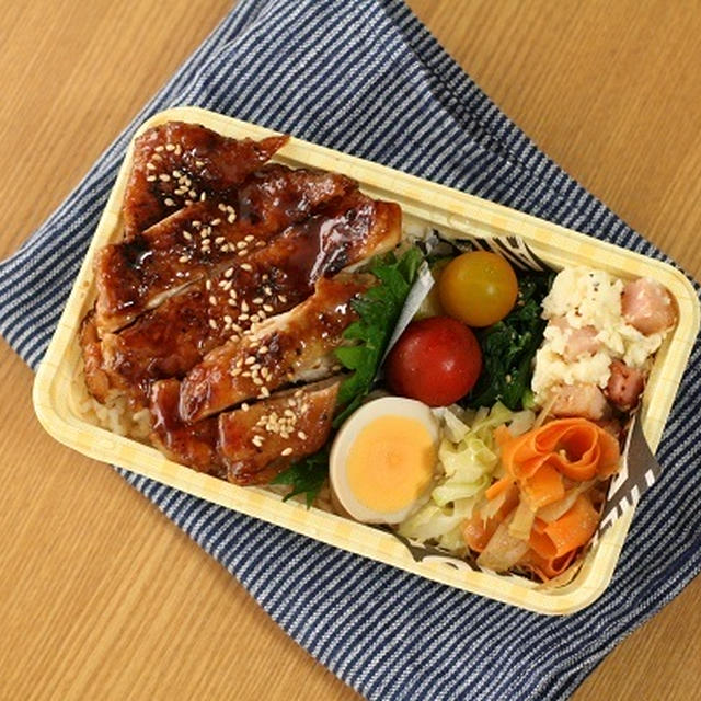 使い捨て弁当箱で、照りチキ丼弁当♪