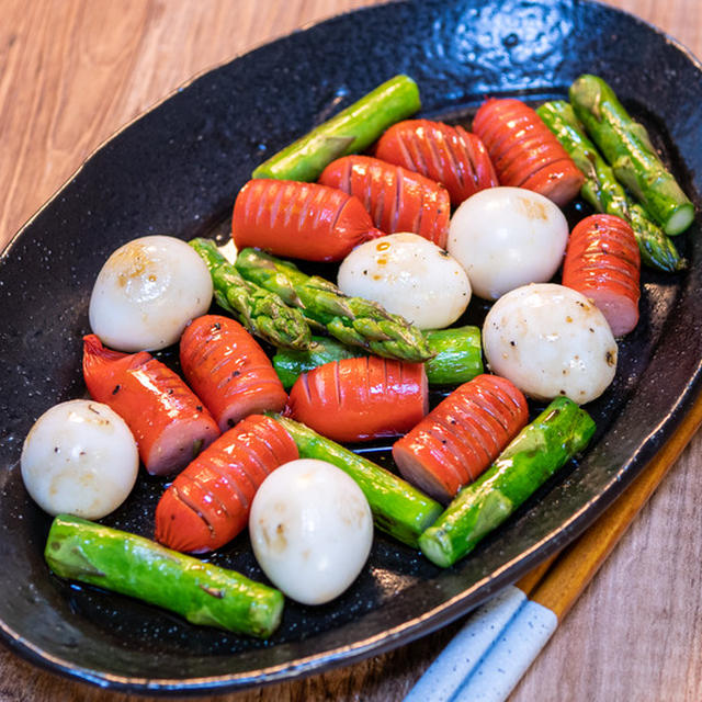 赤ウインナーとうずら卵のカルパッチョソースかけ&背脂が美味しい「 笑う門には麺来たる」