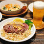 週末の夕食にぴったり！ボジョレーのお供に♪特別感あふれるガーリックステーキピラフレシピ！