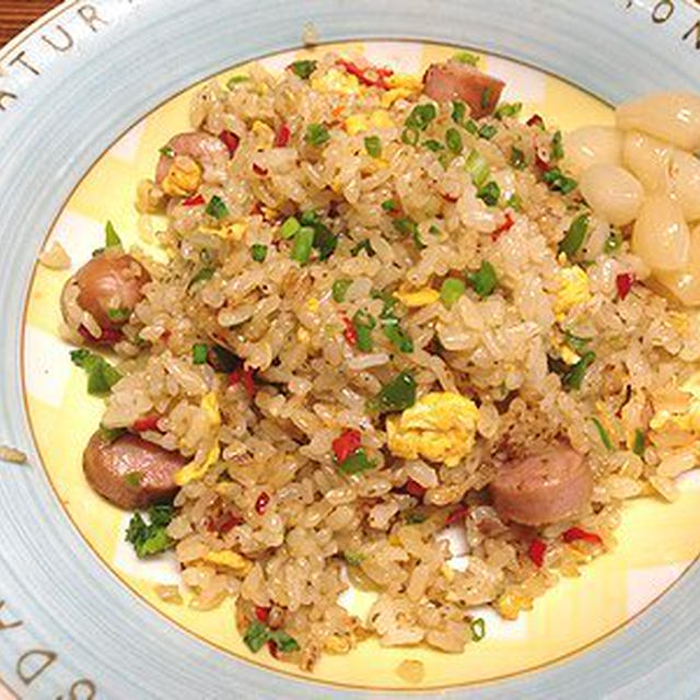 美味しくて簡単な炒飯。バラバラの昼ご飯
