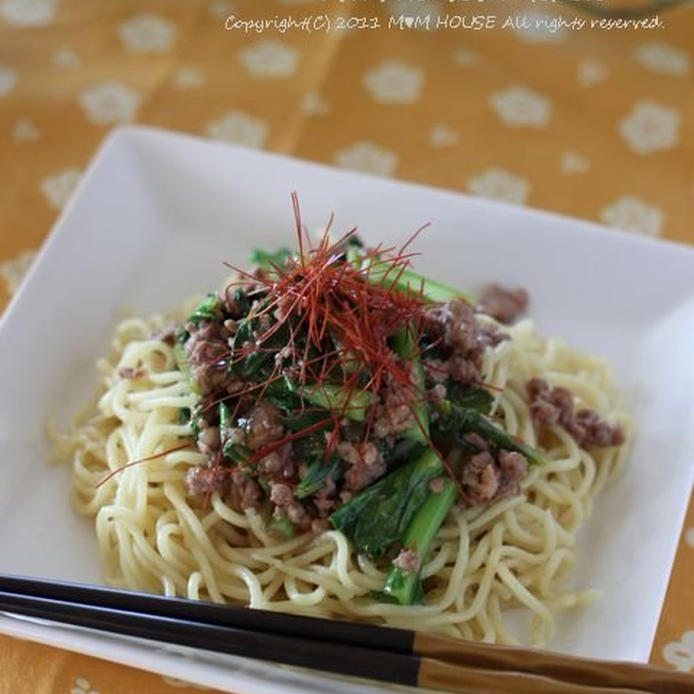 白いプレートに盛りつけられたひき肉と小松菜のあんかけ焼きそば