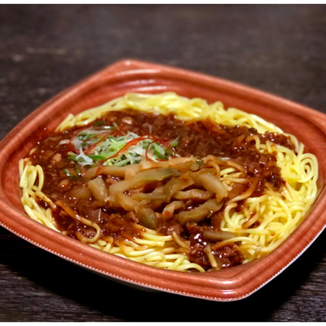 セブンイレブン「ピリ辛肉味噌あんのジャージャー麺」