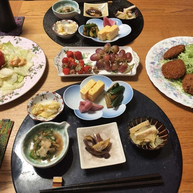 きゃべつ千切り、トマトポテサラ詰め、小鉢７品、ぶどうとプランターいちごで晩酌