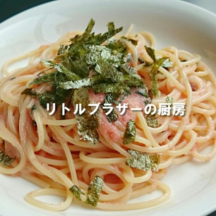 白い皿に盛り付けられている明太子と大葉のスパゲッティ