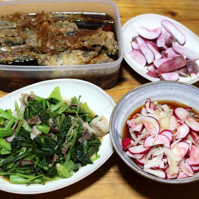 自家栽培コマツナとハツカダイコンの葉・豚肉の炒めもの、ハツカダイコンとタマネギの三杯酢漬けほか。