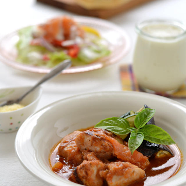 フライパンで！鶏むね肉のフレッシュトマト煮込み。フォカッチャ。豆乳マヨネーズ。