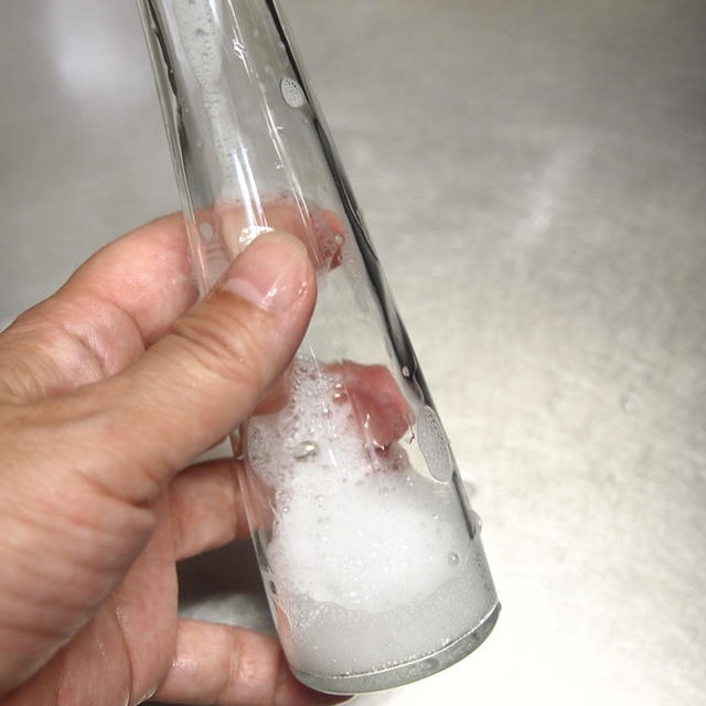 キュキュットCLEAR泡スプレーで、細長いドレッシングボトルの底もスッキリピカピカ！
