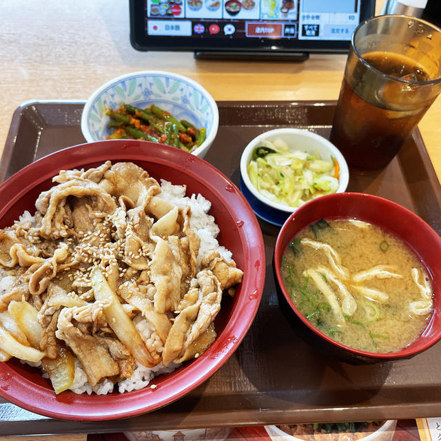 豚生姜焼き丼にニンニクの芽をトッピングをして食べる 〜すき家・店舗限定〜