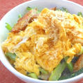 がっつり＆やさしいゴハン！小松菜とさつま揚げのふわとろ卵のっけ丼。