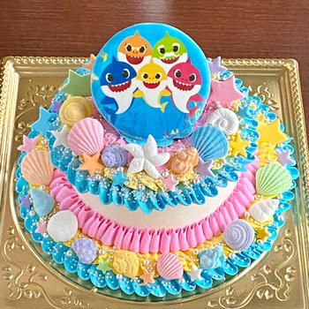 【ベイビー・シャークのケーキ】貝殻モリモリのフリルデコレーション
