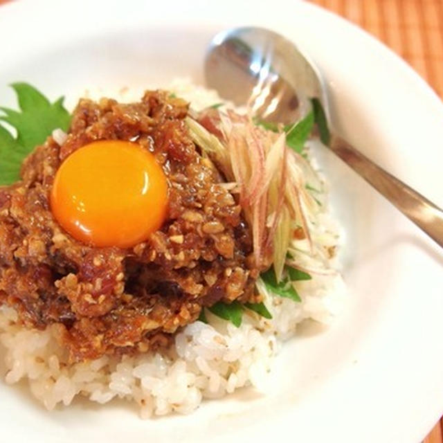 鰹のタタキで二品！ユッケ風丼ぶり＆パクチー風味ののポン酢マリネ。