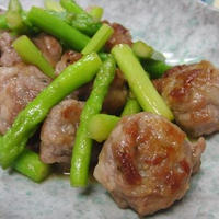 お肉しっとりふっくら♪　豚こま団子とアスパラの生姜てり焼き