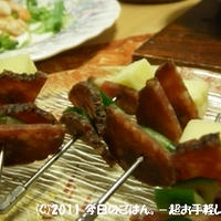 サラミとこんがり焼けるチーズのピンチョス　ピックに刺すだけ(笑)