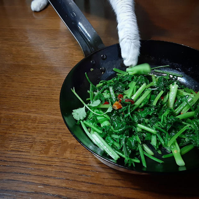 鉄フライパンでお店的ピリ辛青菜炒め #パクチー #宮内菜