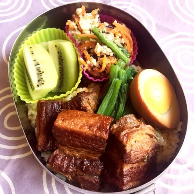 豚角煮丼のお弁当♪破れないクッキングペーパーで炒り豆腐