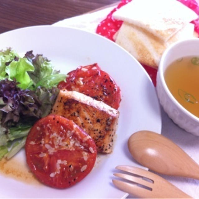 ヘルシーおうちカフェプレート！トマトのサーモンステーキバーガー