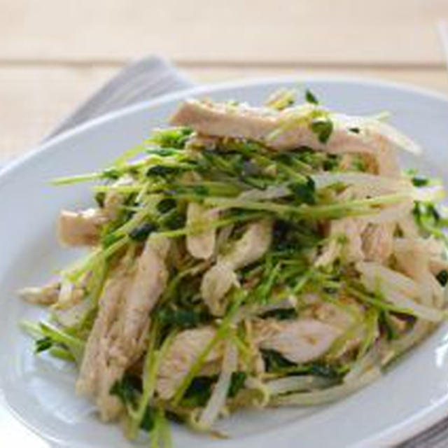 もやしと豆苗の塩鶏ごまサラダ。と塩鶏だしのコーンスープ。（一品で二品おいしい）の晩ごはん。