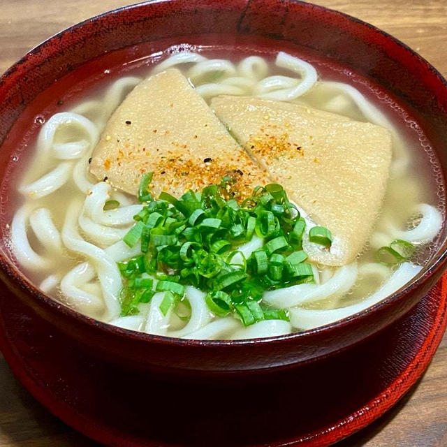 肌寒い今日は、きつねうどんが美味しい ！