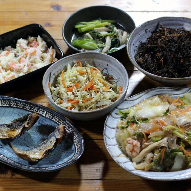 宇和海産コノシロの干物、八宝菜、自家採取ヒジキ煮、キャベツと根菜のナムルほか。