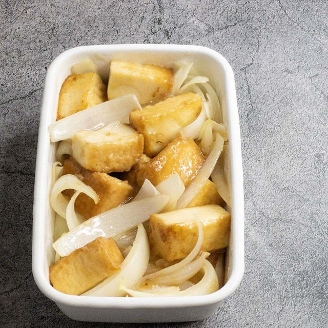 ダイエッター必見の作りおきレシピ！玉ねぎと厚揚げのさっぱり炒め春を迎え、日に日に暖か...