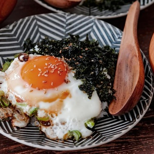 いつもとちょっと違う目玉焼き丼