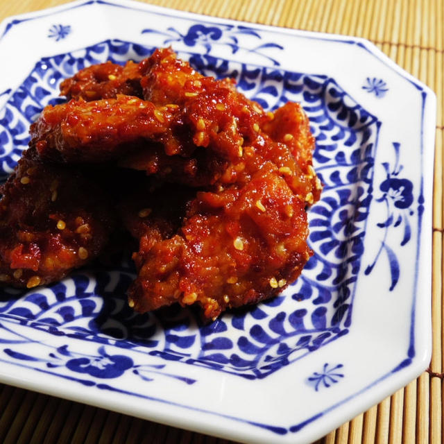 オデンポックムまたは、さつま揚げもしくはてんぷらと呼ばれる魚のすり身を油で―中略―の韓国風炒め。