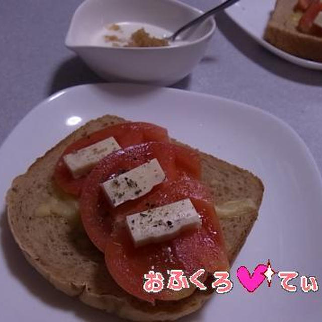 プルーン食パンでチーズトマトオープンサンド