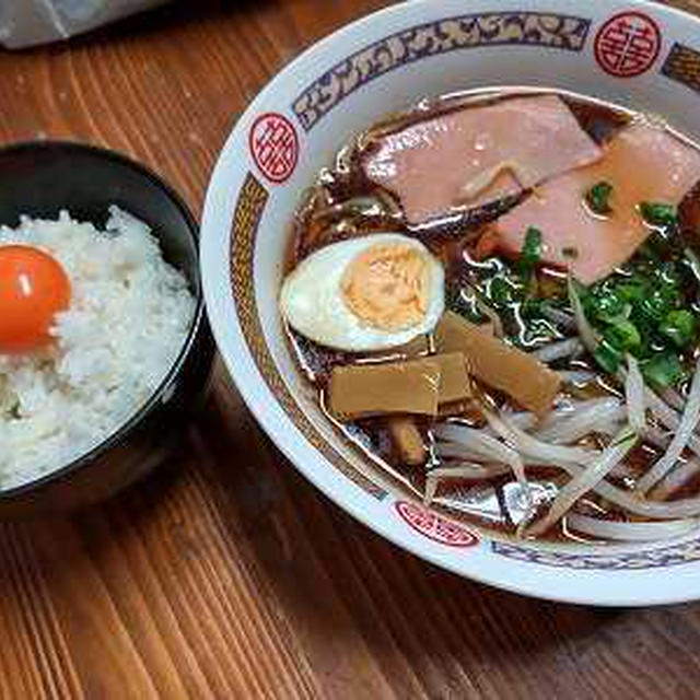 ラーメンと烏骨鶏の卵かけご飯