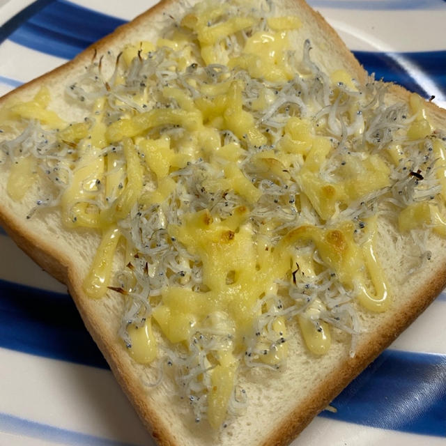 朝ごパンはマヨシラスチーズグリル焼きパンです。