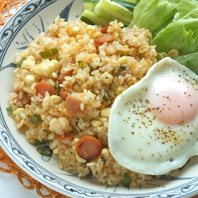 パクチーとナンプラーがなくても香りソルトで味付け簡単！たっぷりコーンのエスニック炒飯。