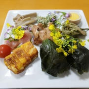 朝ご飯ですよ～葉ワサビおにぎりワンプレートと白山吹～