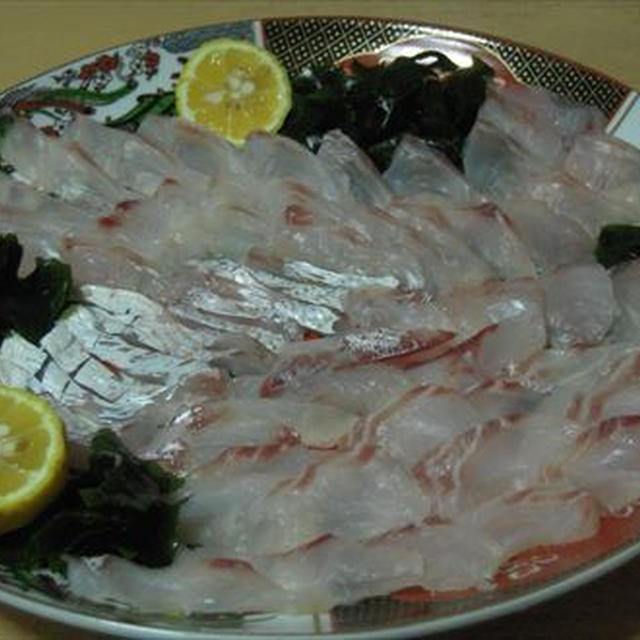 鯛のお造り、塩焼き、お吸い物、魚尽くしな食卓