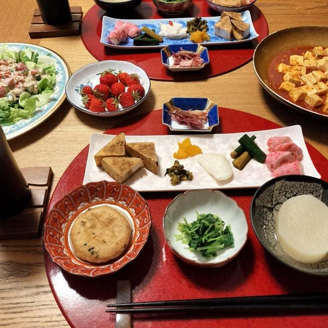 台湾麻婆豆腐、トマトときゅうりのスパイシーサラダ、小鉢10品、プランターのいちごで晩酌