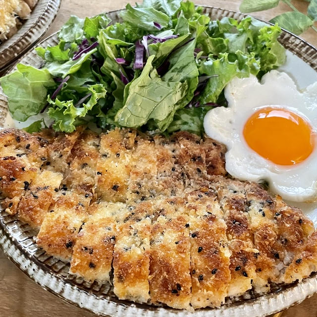 鶏むね肉一枚でBIGなカツレツが３枚作れる節約おかず