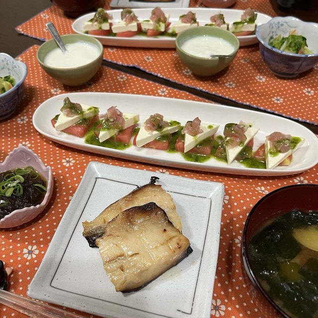 【おうちごはん】和風な中に洋風！【トマトとクリチのカプレーゼ風サラダ】。いよいよ明日！道の駅巡り