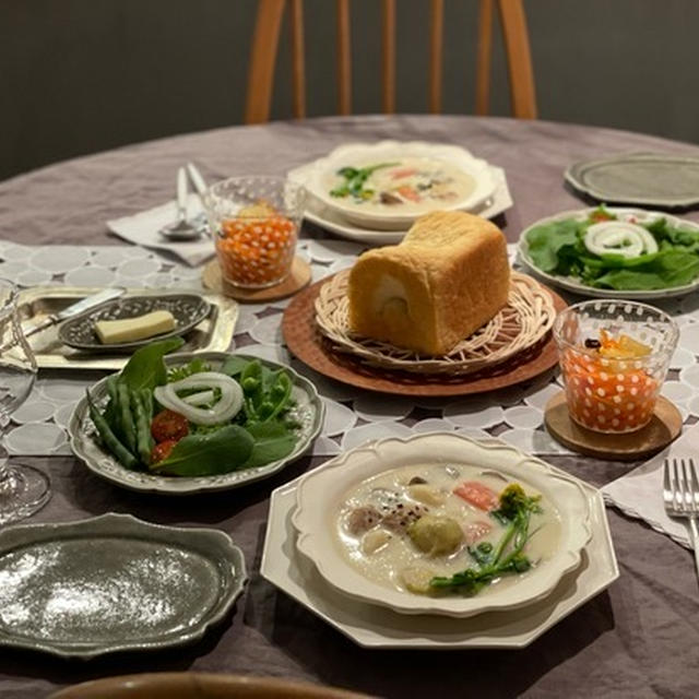 食パンをやいたので、夜ごはんにホワイトシチューと食べました