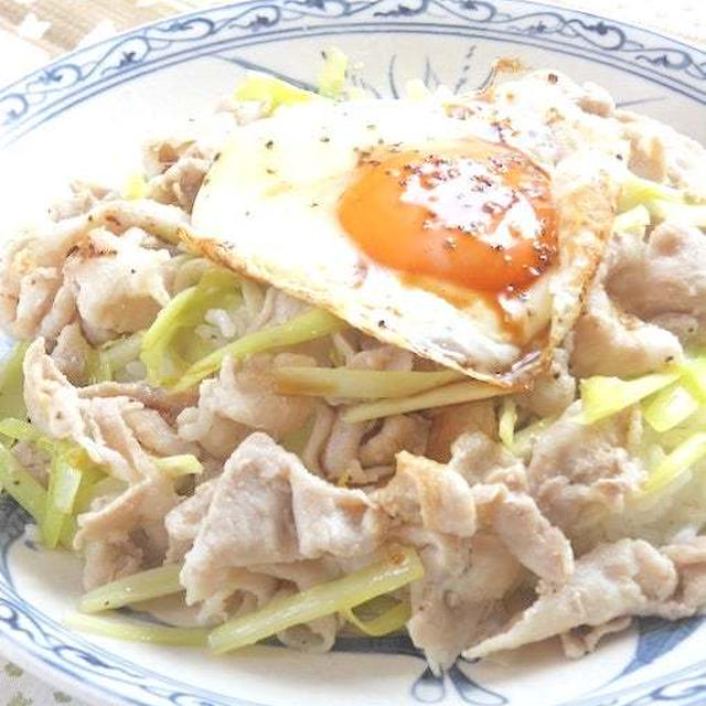 簡単＆シンプルなのが美味しい〜！豚ニラご飯の目玉焼きのっけ。