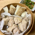 鶏もも肉と長芋の蒸籠蒸し、ニラごましょうがだれ。薬膳食材を使った体に優しい簡単おつまみ。