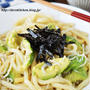 電子レンジ＆めんつゆで簡単！「アボカドとしらすの焼きうどん（わさび海苔風味）」