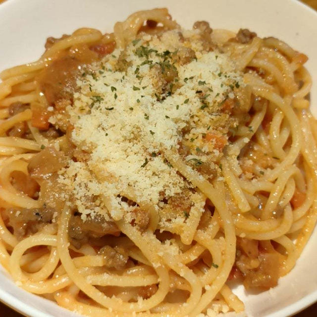 今夜はミートソースパスタで晩ごはん＼(^o^)／いつものレシピに人参を追加♪