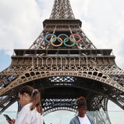 パリオリンピックの影で悲しむエッフェル塔の人々