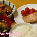 秋鮭のハーブバターソテーとさつまいもの彩り野菜韓国風とコメンテーターなおっさんチワワ