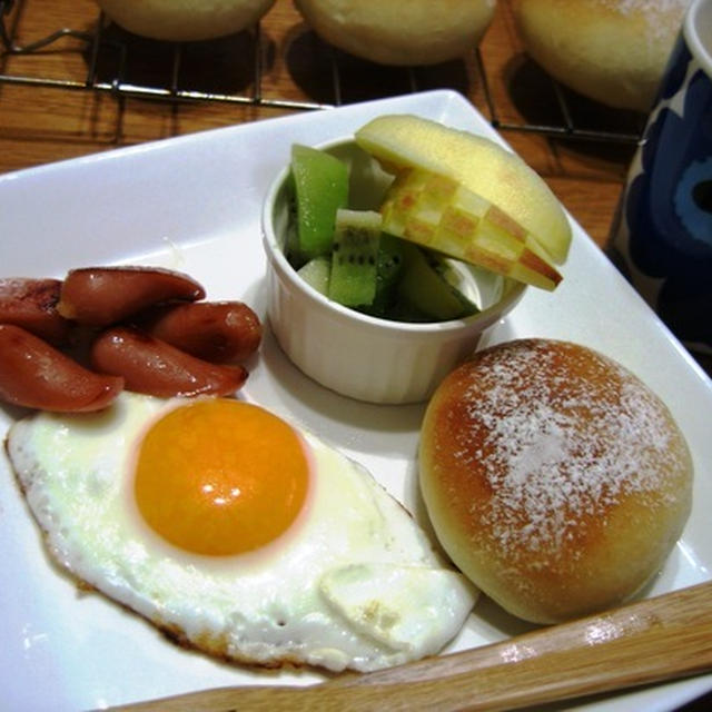 焼きたてパンで朝ごはん、お留守番お弁当