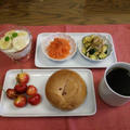 7/18 朝食:クランベリーベーグル ＋ トマトとズッキーニと豚肉のごま味噌炒め(レシピあり)