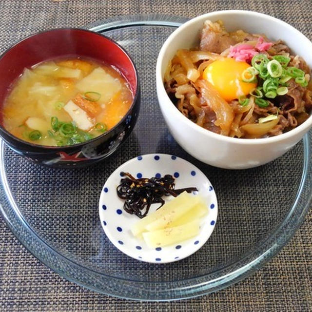 時間に余裕がない時のごはん☆卵黄のっけ牛丼♪☆♪☆♪